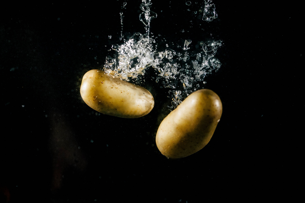 Steam cooking of peeled potatoes ensuring even cooking and nutrient retention
